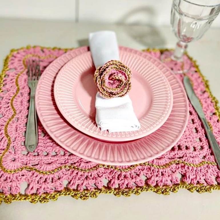 Sousplat de crochê rosa e dourado com prato rosa