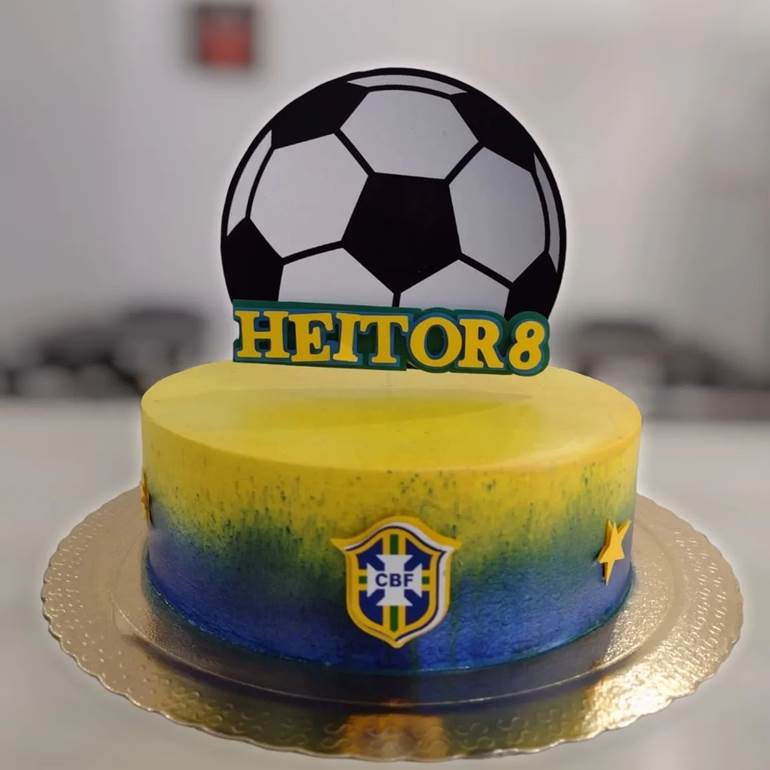 Bolo amarelo e azul com bola e estrela