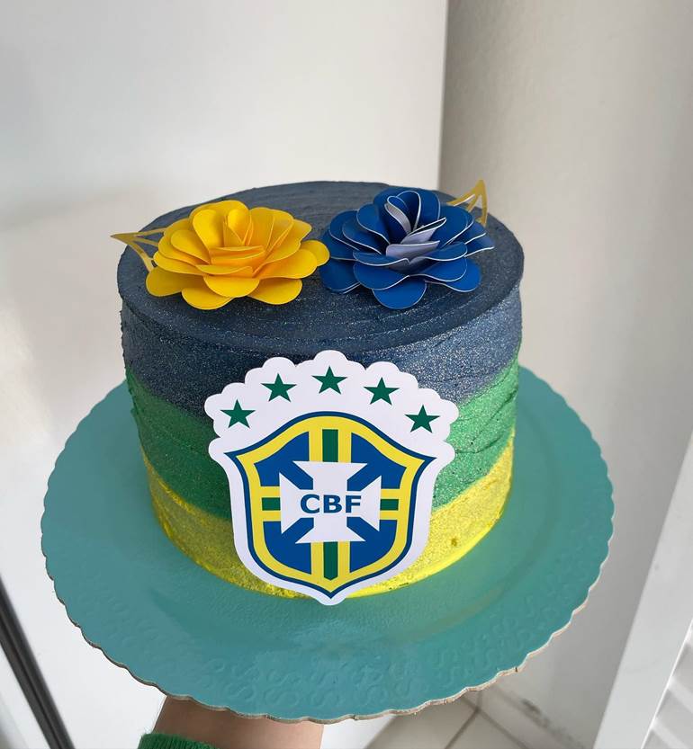 Bolo 3 cores com flores amarela e azul