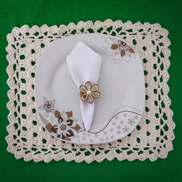 Sousplat retangular branco com prato decorado