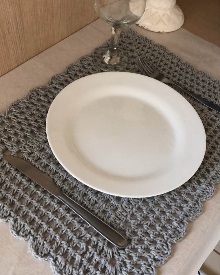 Sousplat de crochê cinza simples com prato branco