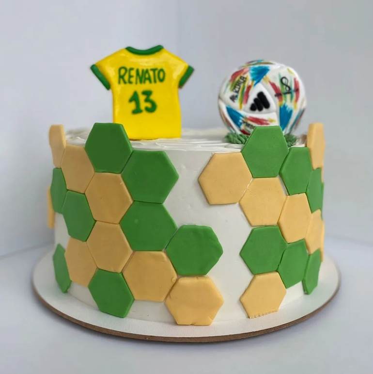 Bolo branco com hexágonos verde e amarelo pasta americana