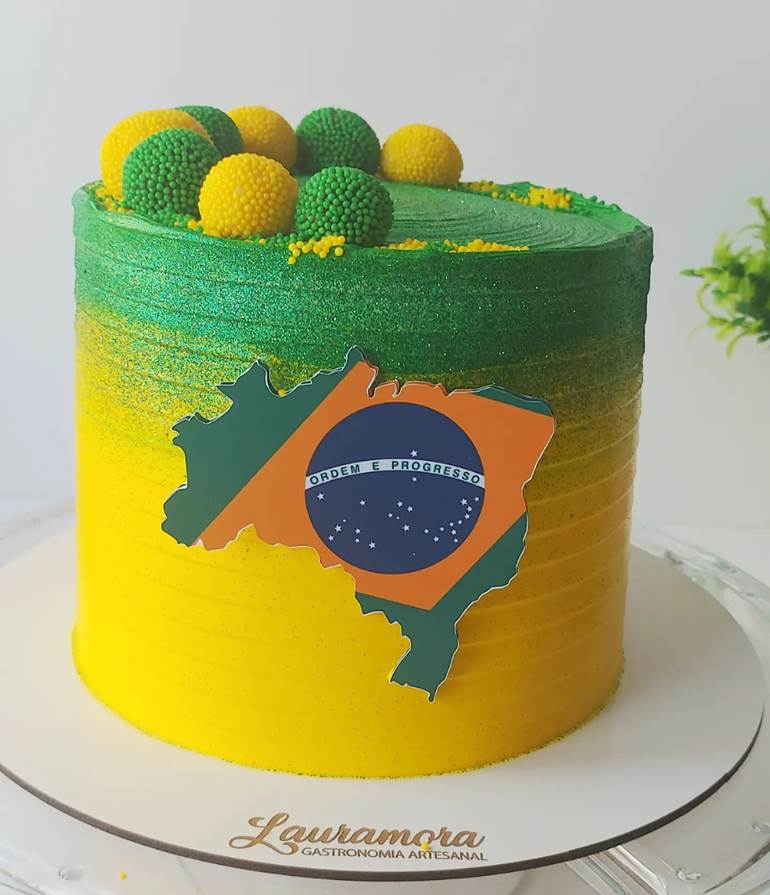 Bolo com mapa no Brasil, bandeira e brigadeiros