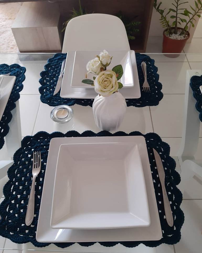 Sousplat retangular com azul marinho e pratos quadrados