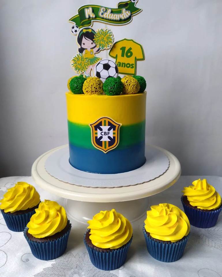 Bolo feminino com brigadeiros verde e amarelo e cupcakes