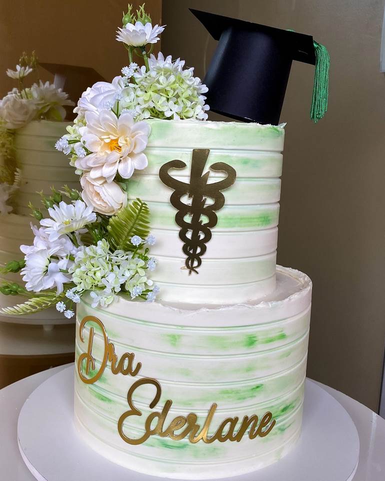 Bolo branco com flores, capelo e detalhes verdes