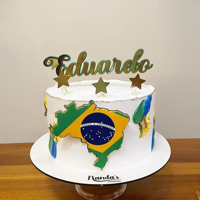 Bolo branco com Brasil estampado de bandeira