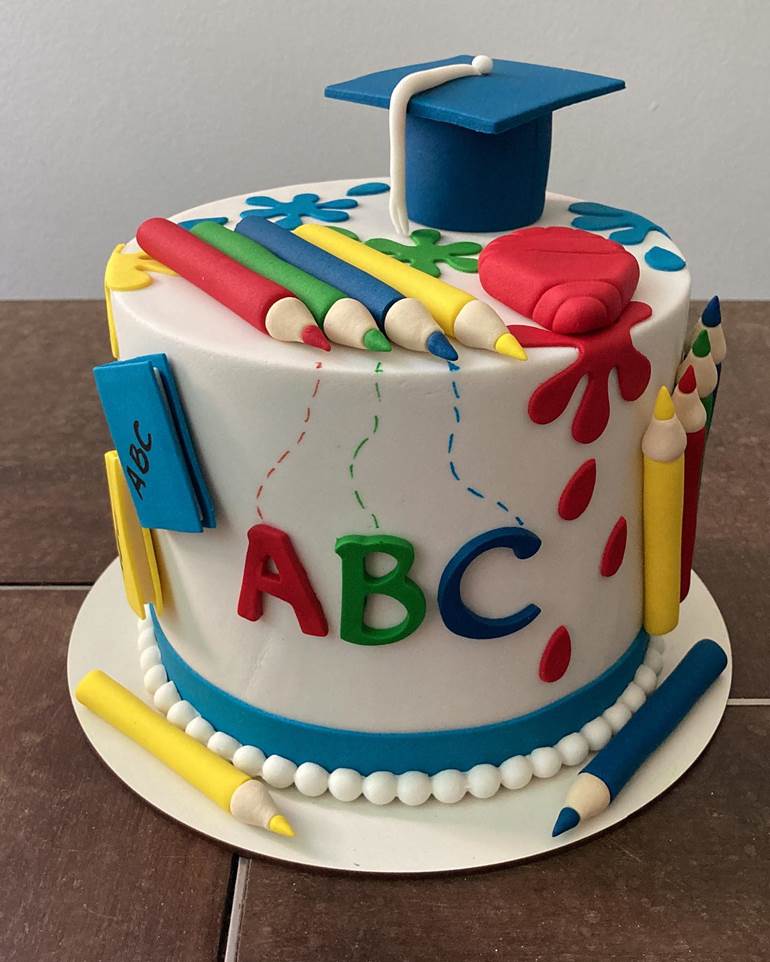 Bolo em pasta americana ABC com capelo azul e caderno