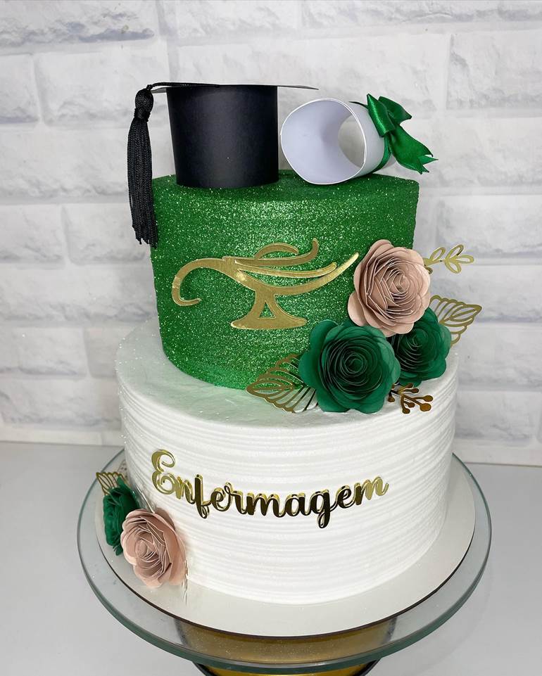 Bolo 2 andares branco e verde com glitter e diploma