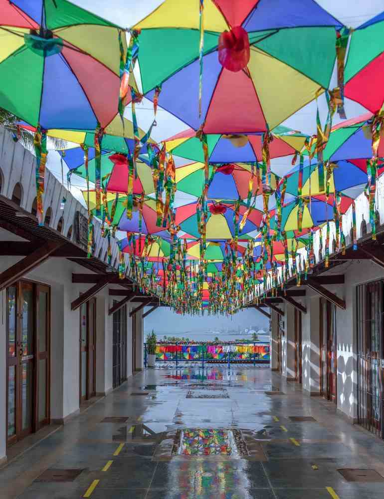 Decoração de carnaval de rua com sombrinhas coloridas