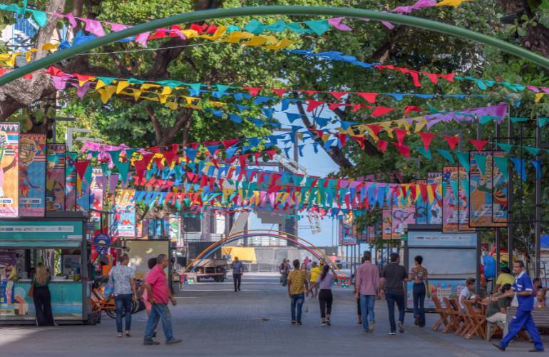 Decoração de carnaval de rua com bandeiras