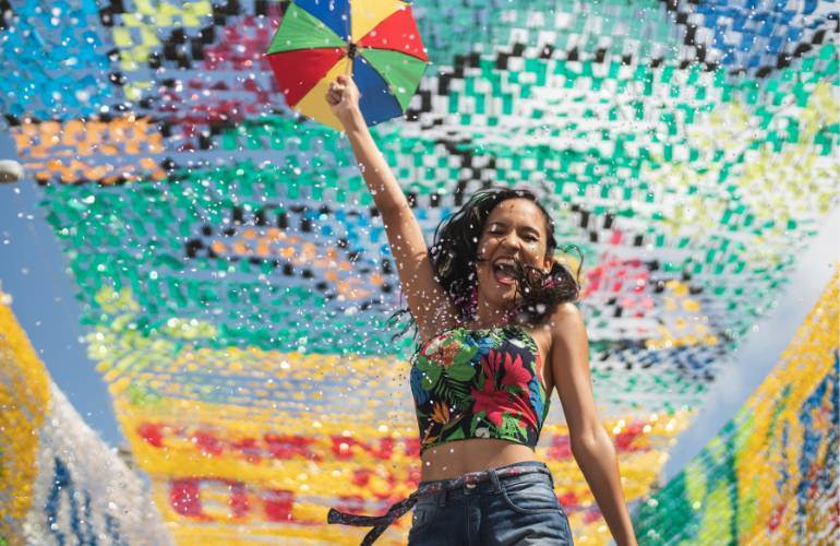 Decoração de carnaval com mulher segurando sombrinha