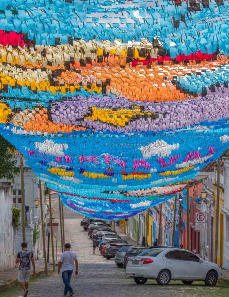 Decoração de carnaval com tapete pendurado