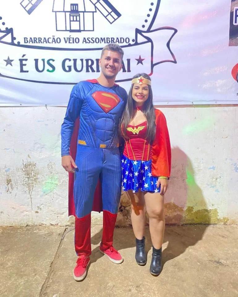 Fantasia de carnaval super homem e mulher maravilha