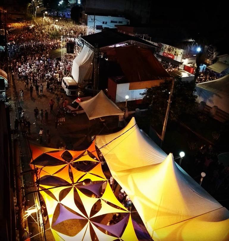 Decoração de carnaval de rua com panos coloridos