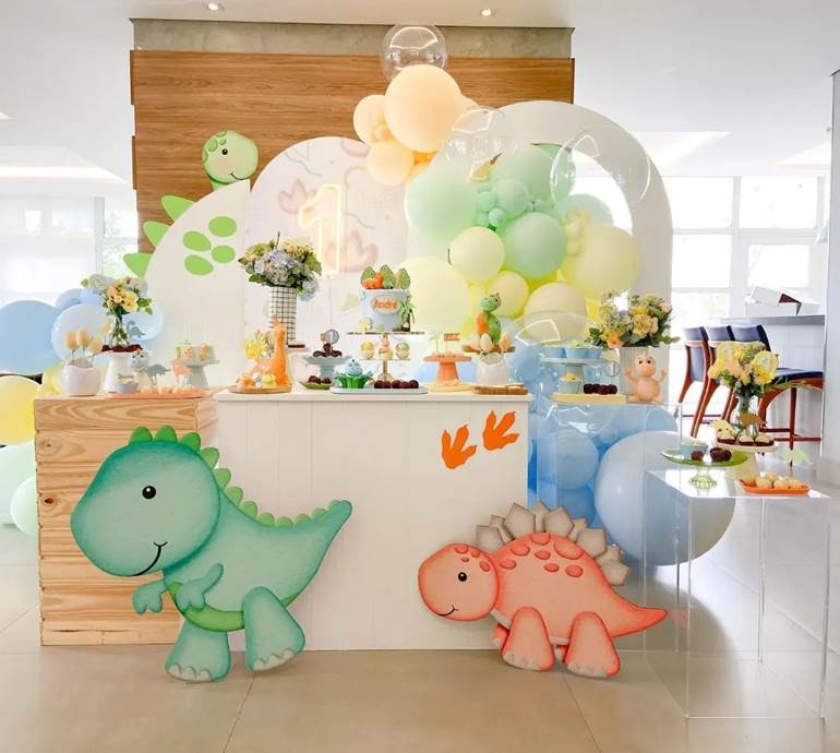 Aniversário de 1 ano dinossauros e pegadas