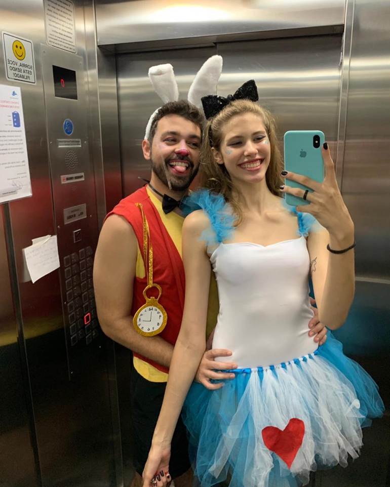 Fantasia de casal de Alice no país das maravilhas