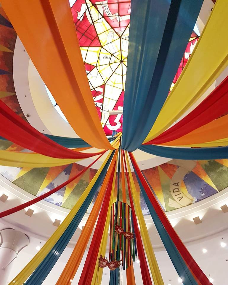 Decoração de carnaval com tecidos coloridos