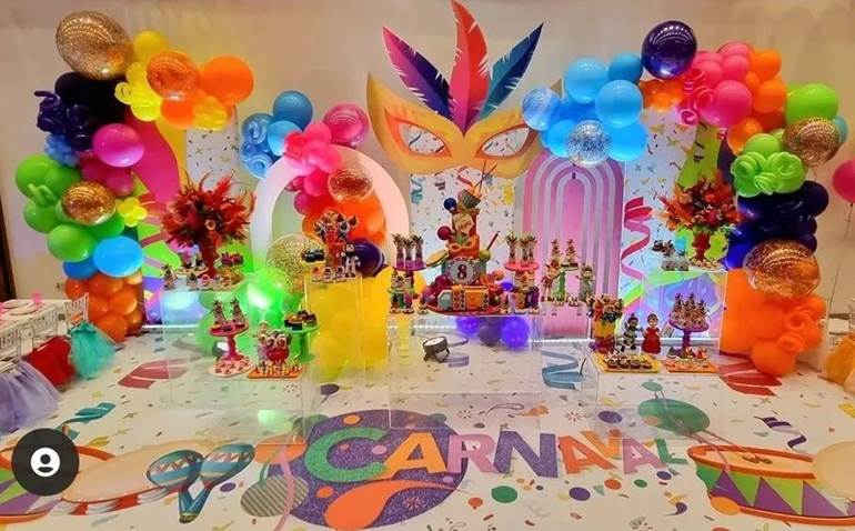 Decoração de carnaval com máscara de penas