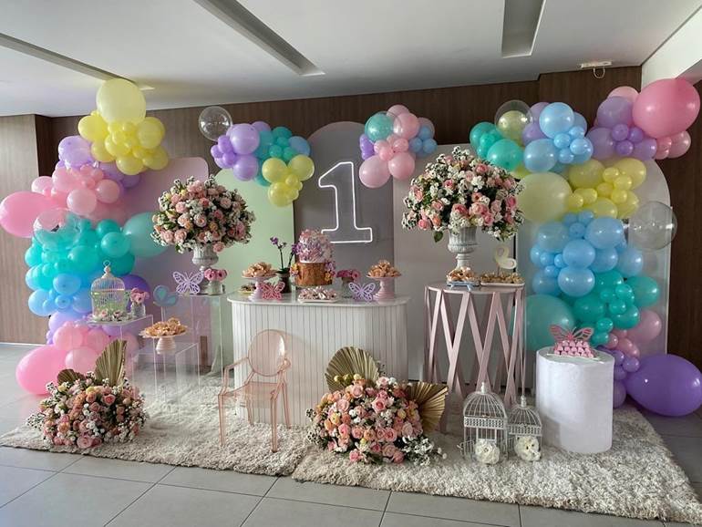 Aniversário 1 ano com balões e flores