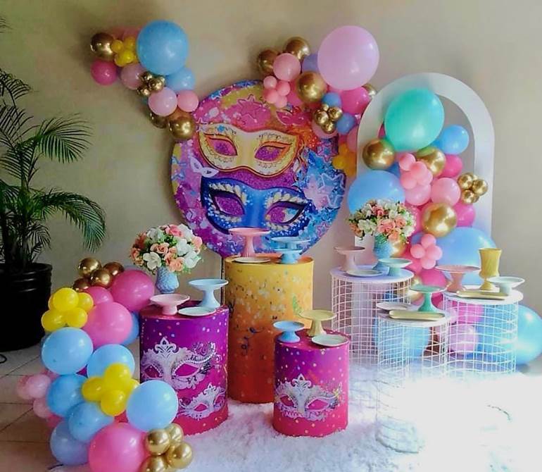Decoração de carnaval com balões diferentes