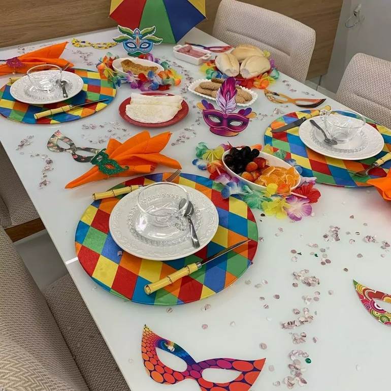 Decoração de carnaval em mesa com máscaras e confete