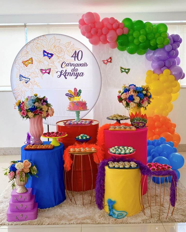 Decoração de carnaval com balões coloridos e docinhos