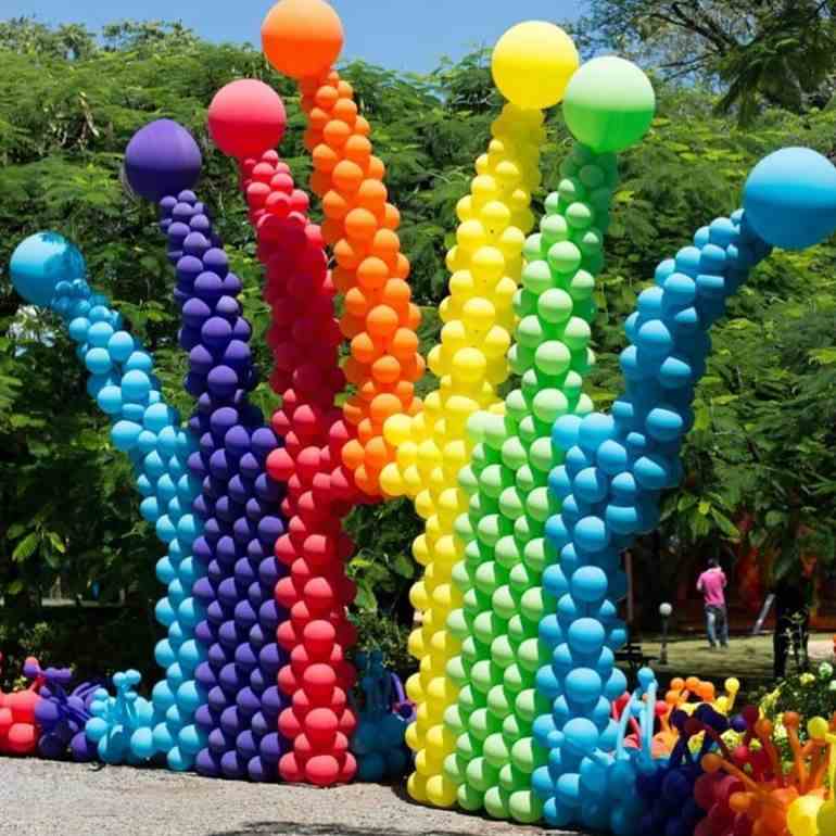Decoração de carnaval com coroa de balões