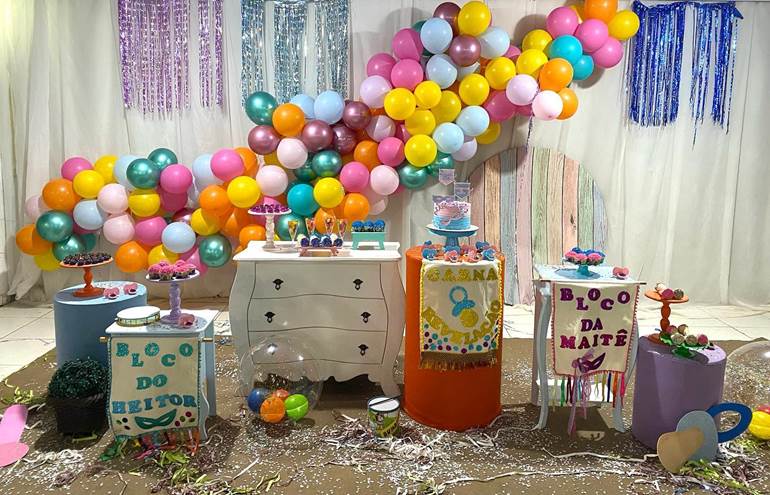 Decoração de carnaval com balões coloridos e serpentina