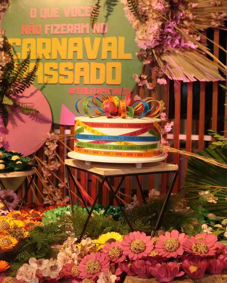 Decoração de carnaval com flores e bolo