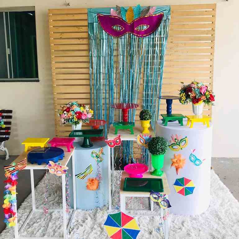 Decoração de carnaval com cortina azul metálica