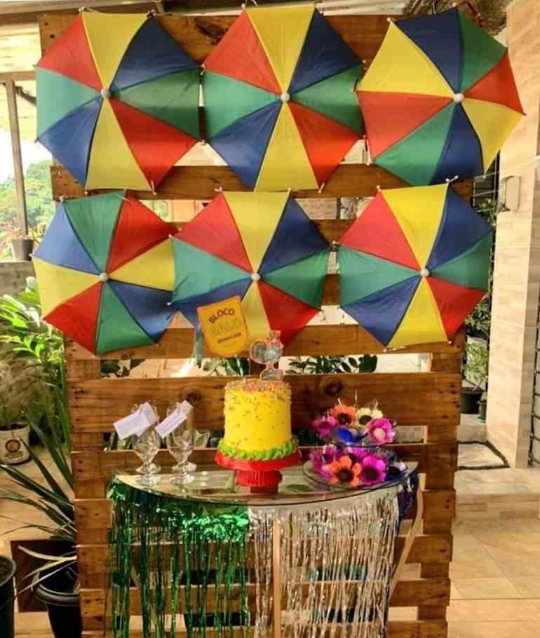 Decoração de carnaval com palete e sombrinhas