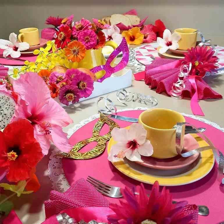 Decoração de carnaval mesa posta rosa com máscara