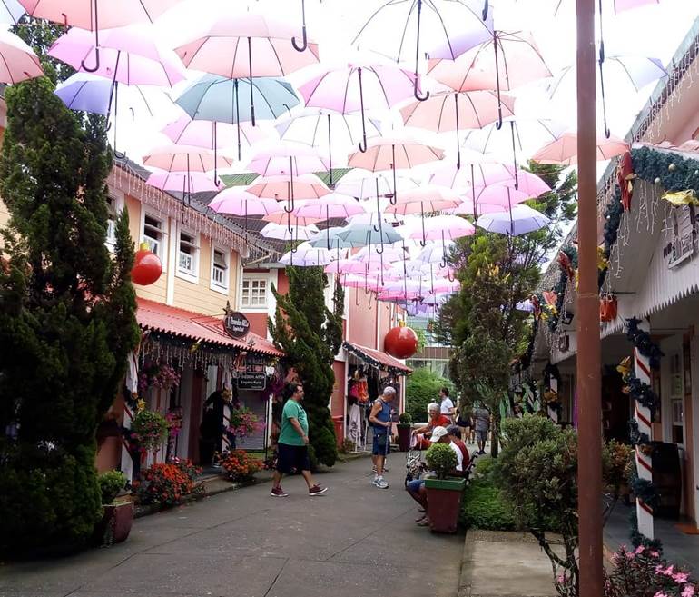 Decoração de carnaval na rua com sombrinha transparente