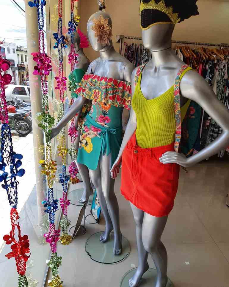 Decoração de carnaval com flores em vitrine