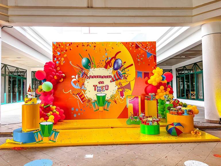 Decoração de carnaval em shopping com palco de banda