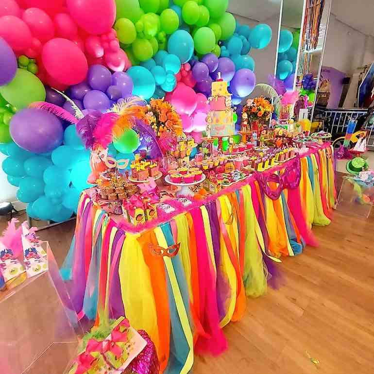 Decoração de carnaval com plumas e fitas coloridas