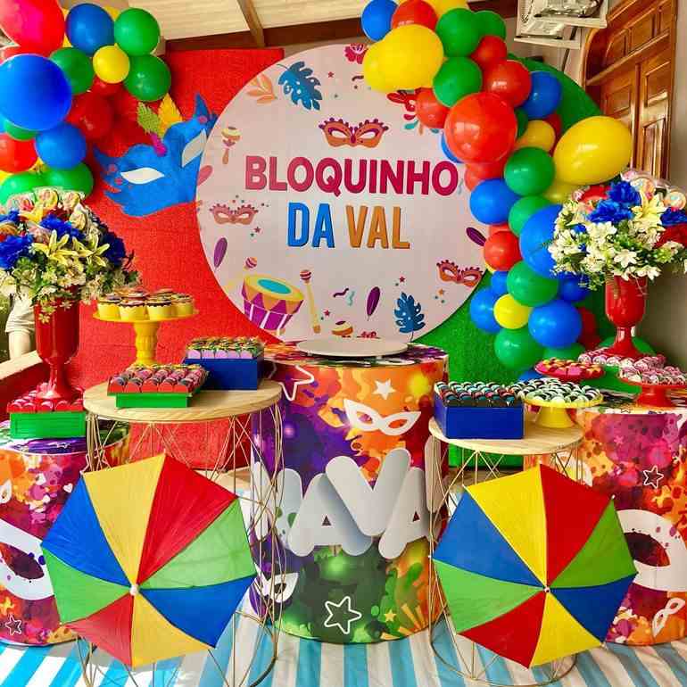 Decoração de carnaval com cores vibrantes e painel