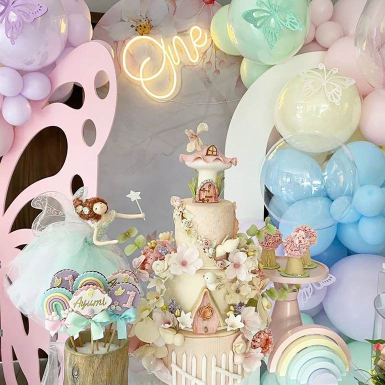 Aniversário 1 ano com fadas e balões pastéis