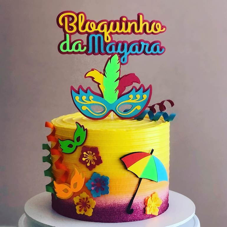 Bolo de carnaval amarelo e roxo