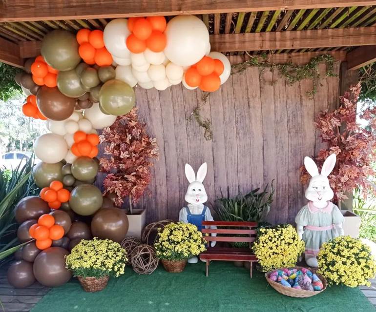 Decoração com coelhos e flores de Páscoa