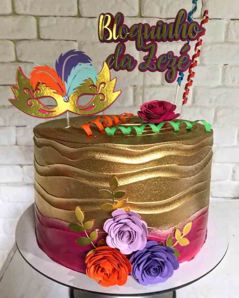 Bolo de carnaval dourado e rosa