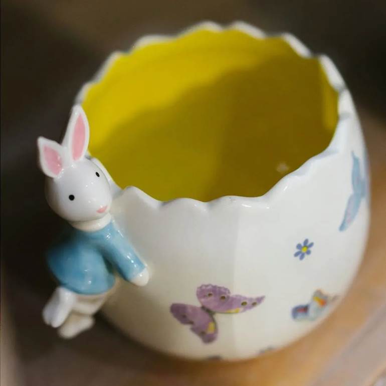 Porcelana com coelho de páscoa