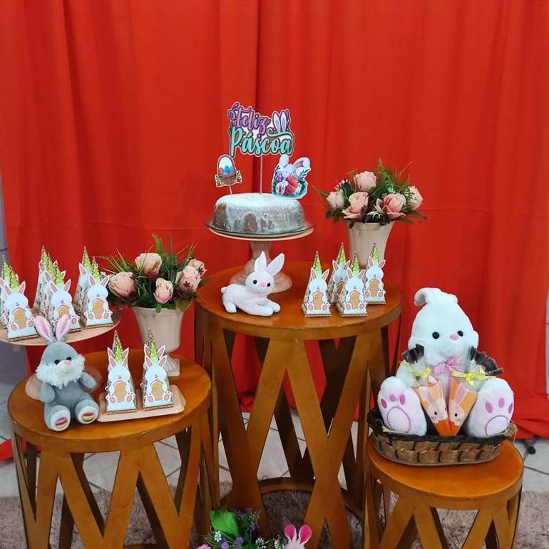 Decoração com tecido vermelho com coelhos da Páscoa