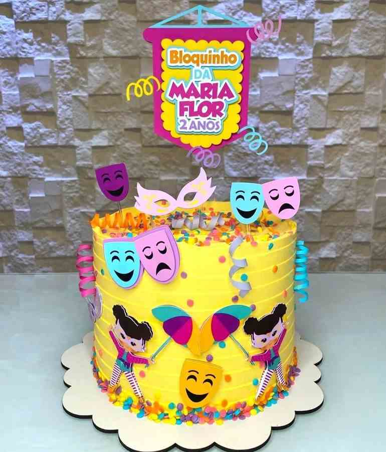 Bolo de carnaval amarelo com confetes coloridos