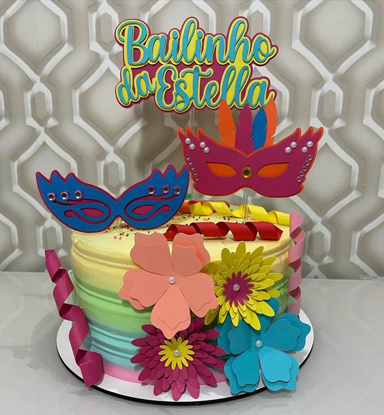 Bolo de carnaval com flores e máscaras