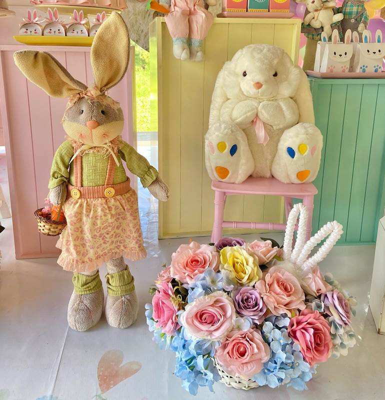 Decoração com coelhos e flores de páscoa