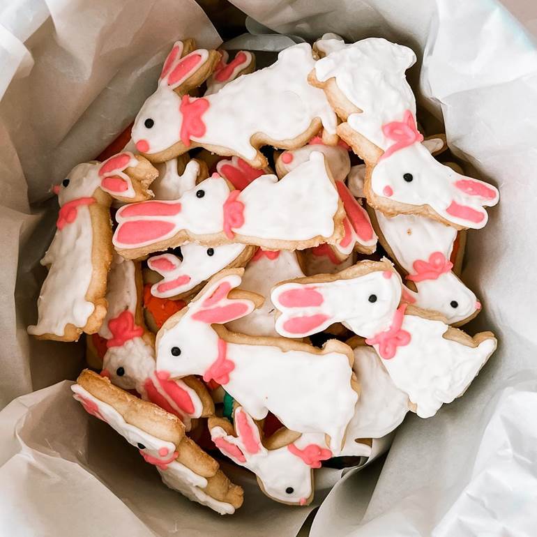 Biscoitos de coelho detalhes rosa de páscoa