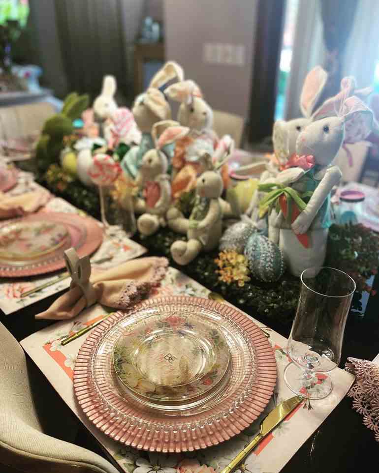 Mesa posta com coelhos e pratos transparentes de páscoa