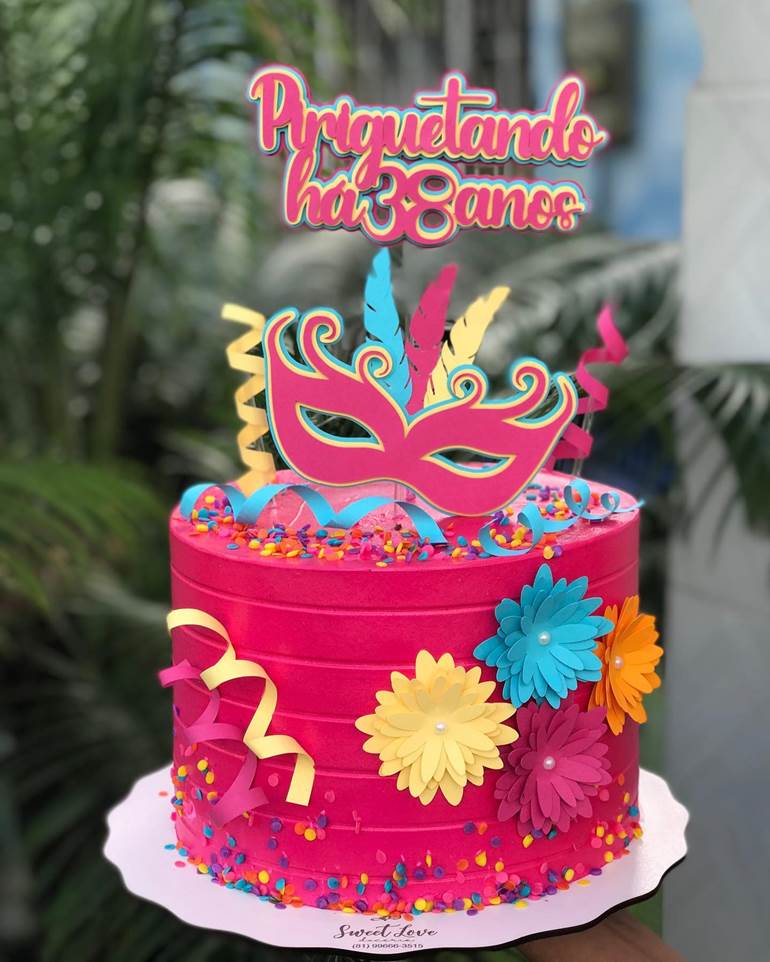 Bolo de carnaval rosa pink com máscaras